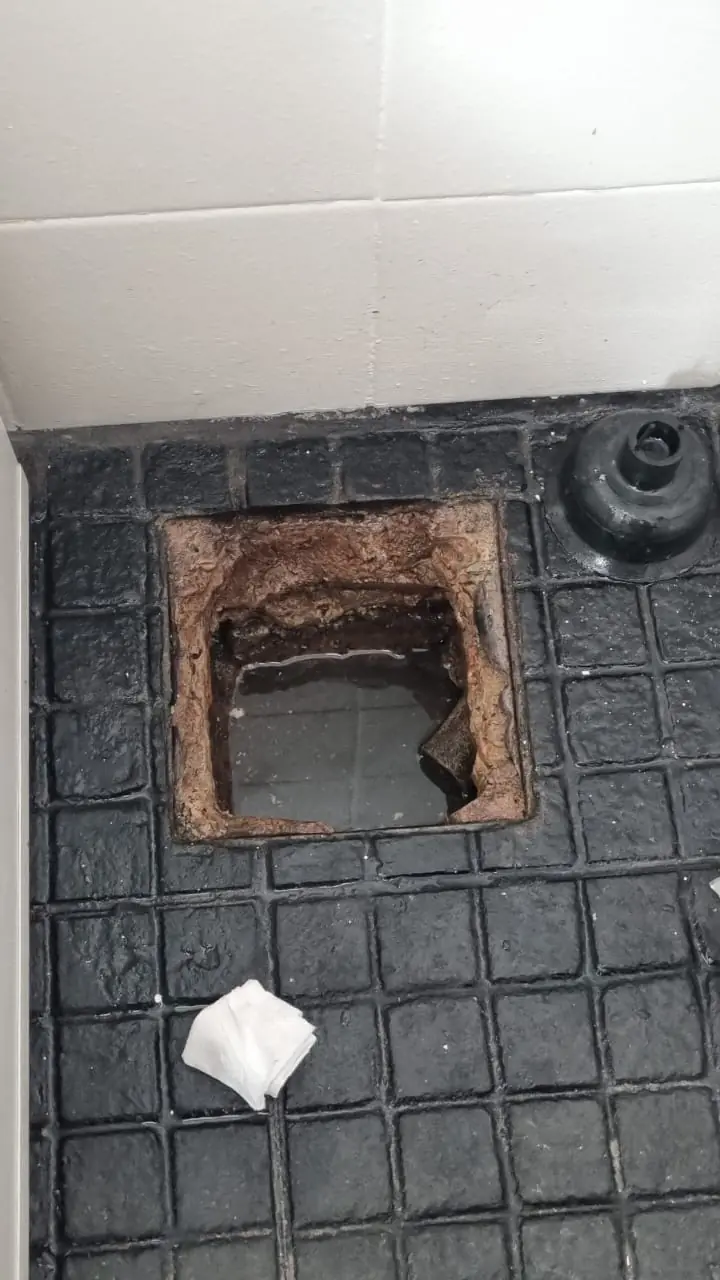 Desagüe de baño destapado y limpio después del trabajo