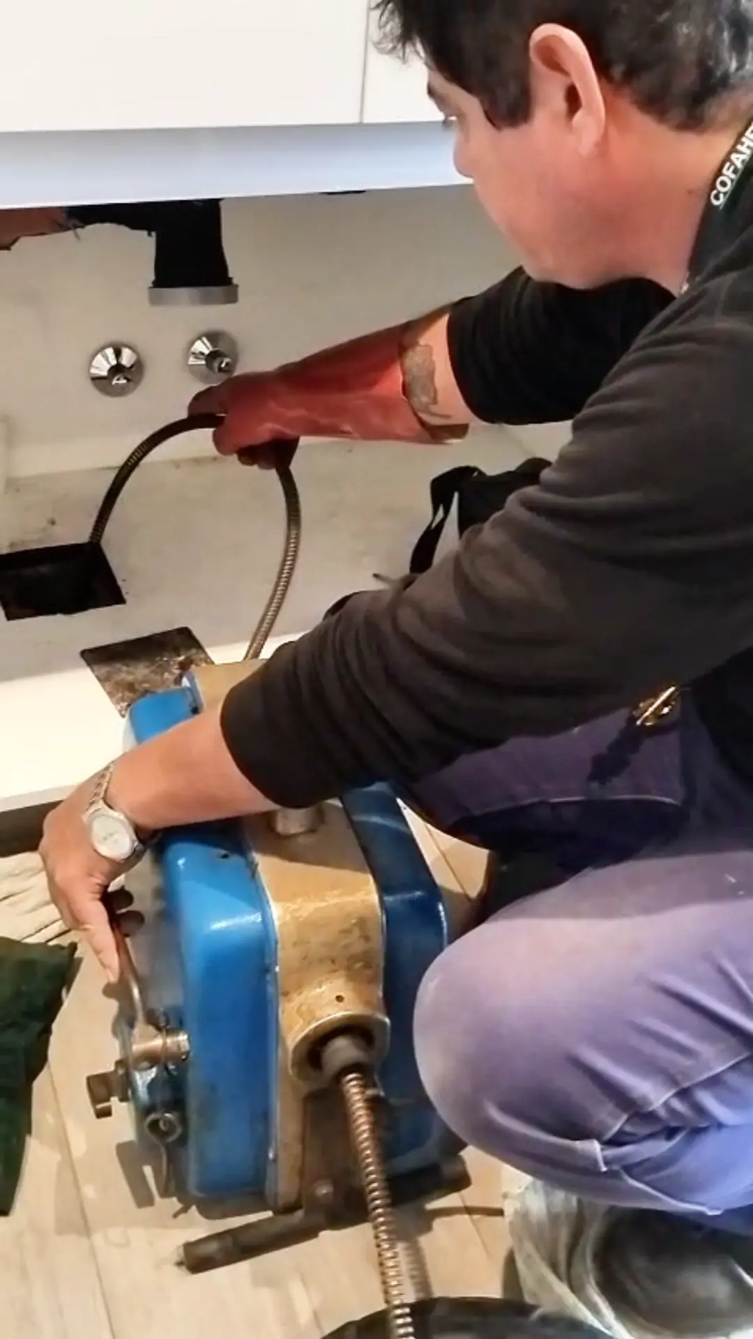 Técnico de Destapaciones HOY operando una máquina de sonda para destapar el desagüe de un baño